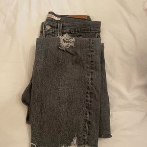 Grey Levi Jeans with knee rips!